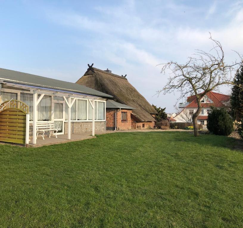 a house with a thatched roof and a yard at Redewischer Str.8 in Boltenhagen