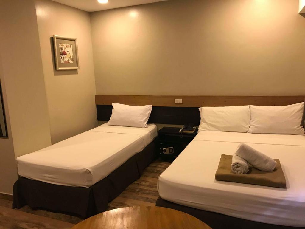 Postel nebo postele na pokoji v ubytování Cebu R Hotel Capitol