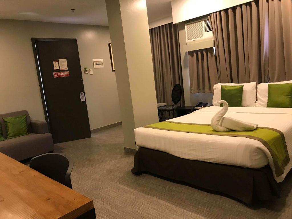 Postel nebo postele na pokoji v ubytování Cebu R Hotel Capitol