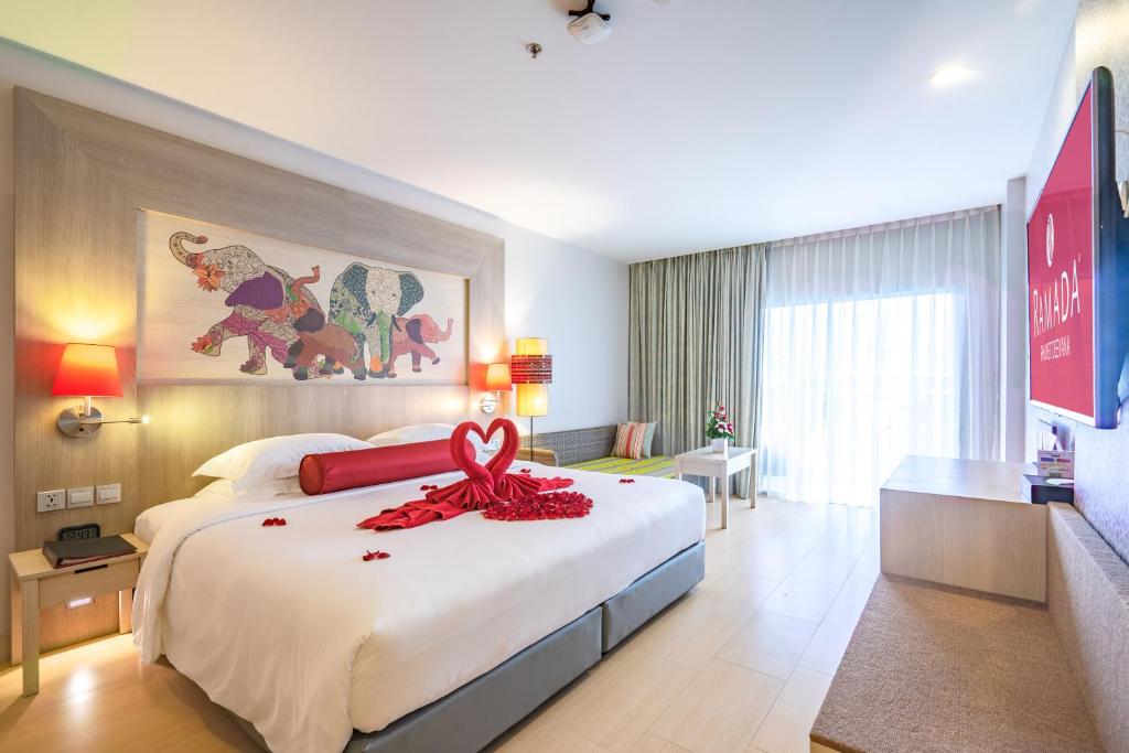 Postel nebo postele na pokoji v ubytování Ramada by Wyndham Phuket Deevana