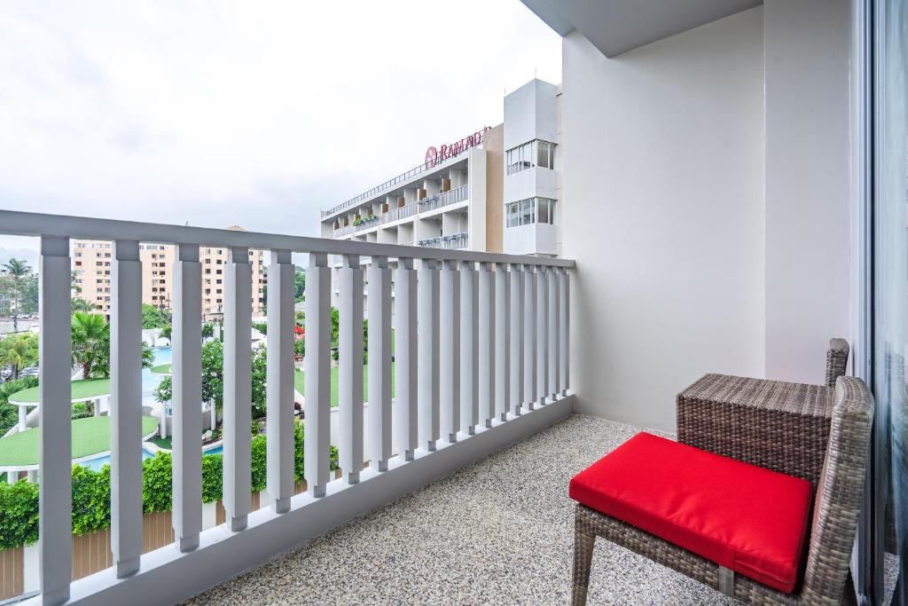 Balkón nebo terasa v ubytování Ramada by Wyndham Phuket Deevana