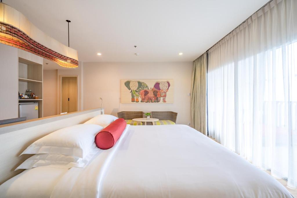 Postel nebo postele na pokoji v ubytování Ramada by Wyndham Phuket Deevana