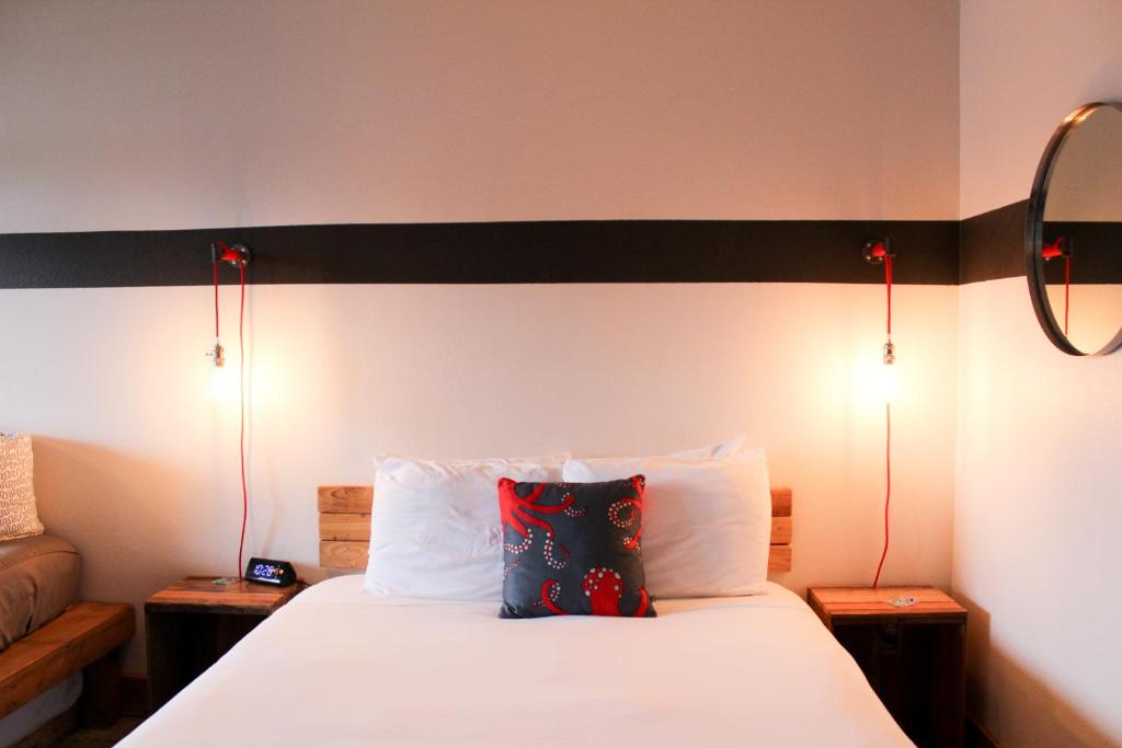 Postel nebo postele na pokoji v ubytování Ashore Hotel