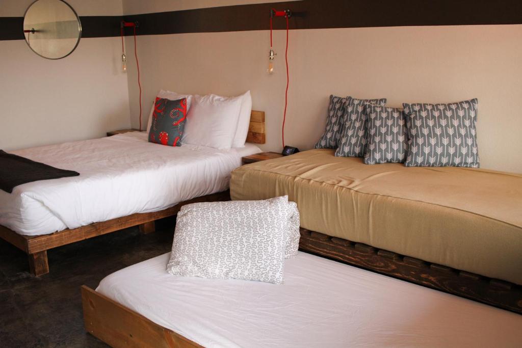 Postel nebo postele na pokoji v ubytování Ashore Hotel