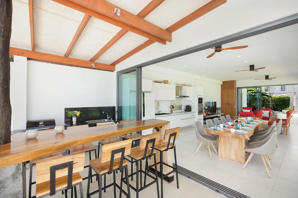 Kuchyň nebo kuchyňský kout v ubytování Villa SeaNest Samui