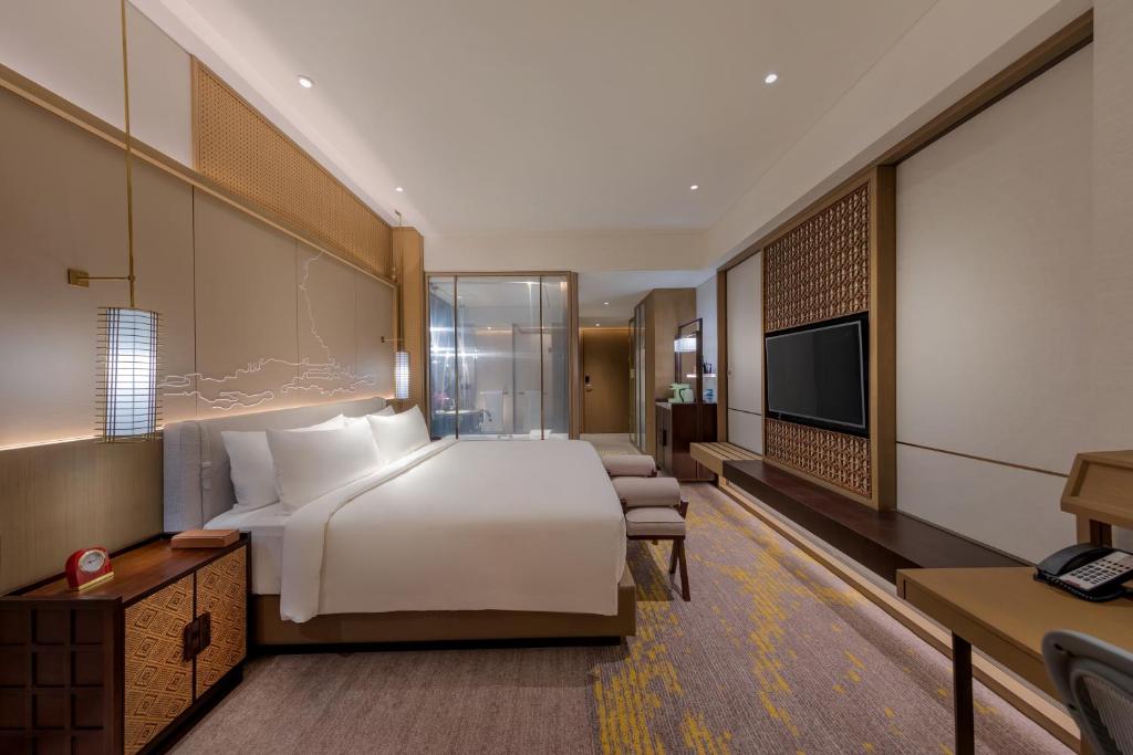 Postel nebo postele na pokoji v ubytování Pan Pacific Yangon