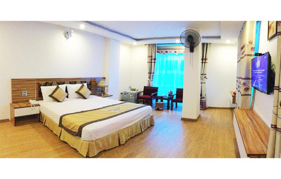 een slaapkamer met een groot bed in een kamer bij Hoang Gia Hotel in Thanh Hóa