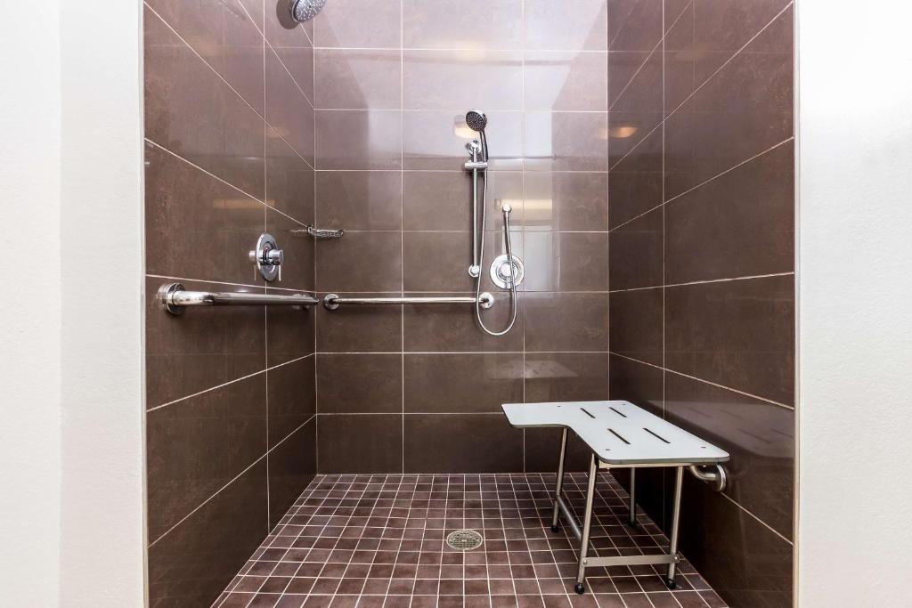 Hyatt House San Ramon - King Room With Roll-In Shower - Disability Access