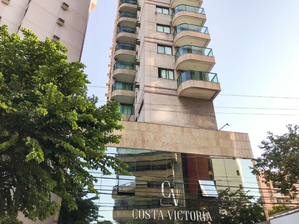 Um edifício alto com um letreiro que diz Casa Victoria em Hotel Costa Victória em Vitória