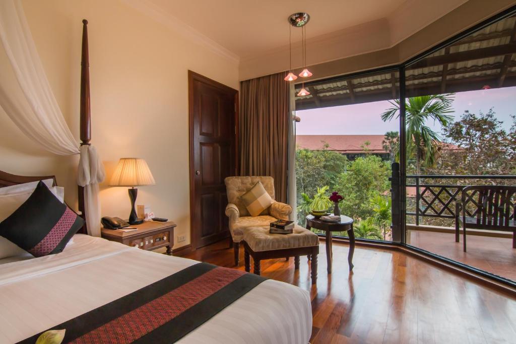 Postel nebo postele na pokoji v ubytování Angkor Palace Resort & Spa