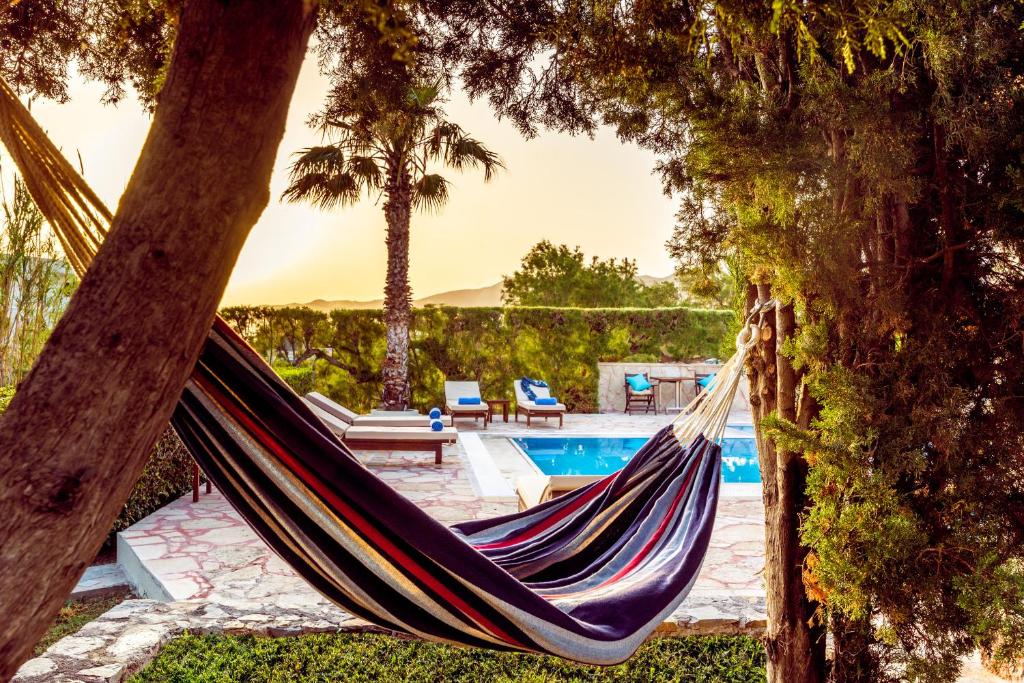 Bazén v ubytování Oceanides Luxury Apartments nebo v jeho okolí