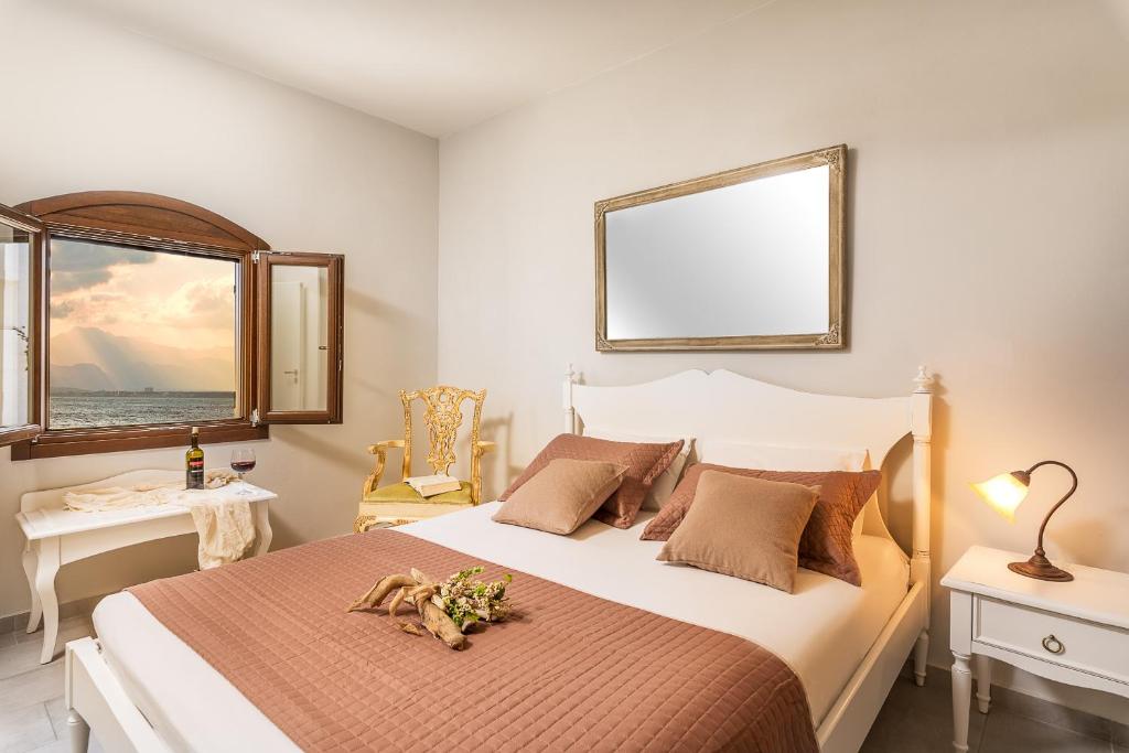 Postel nebo postele na pokoji v ubytování Oceanides Luxury Apartments