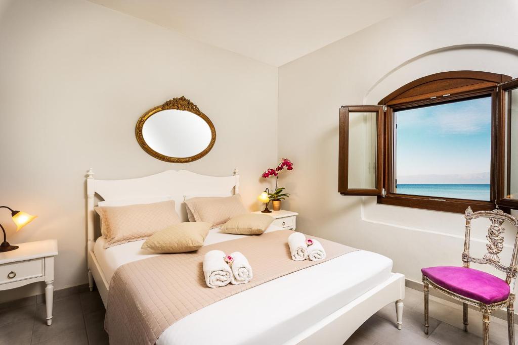 Postel nebo postele na pokoji v ubytování Oceanides Luxury Apartments