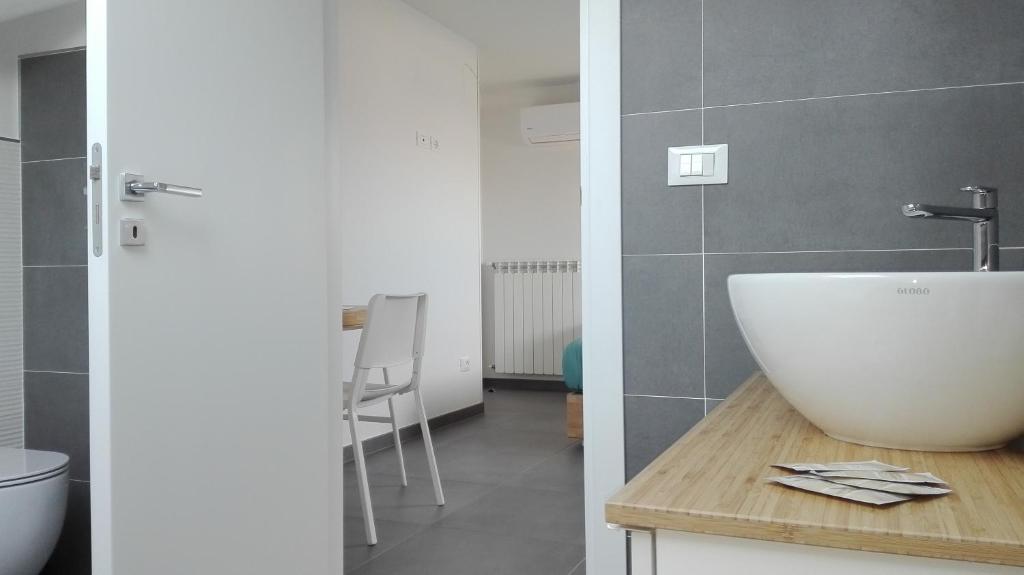 łazienka z białą umywalką i toaletą w obiekcie Tivoli ShortLets - Catania w mieście San Gregorio di Catania