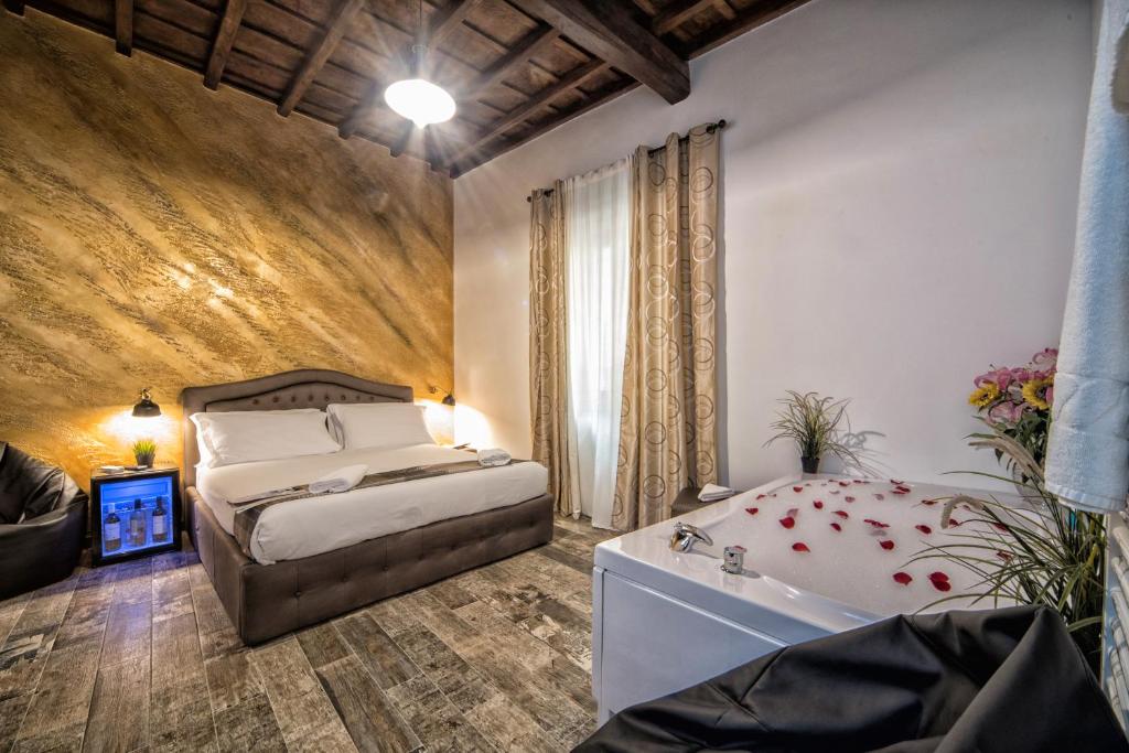 um quarto com duas camas e um sofá num quarto em StarHome Navona em Roma
