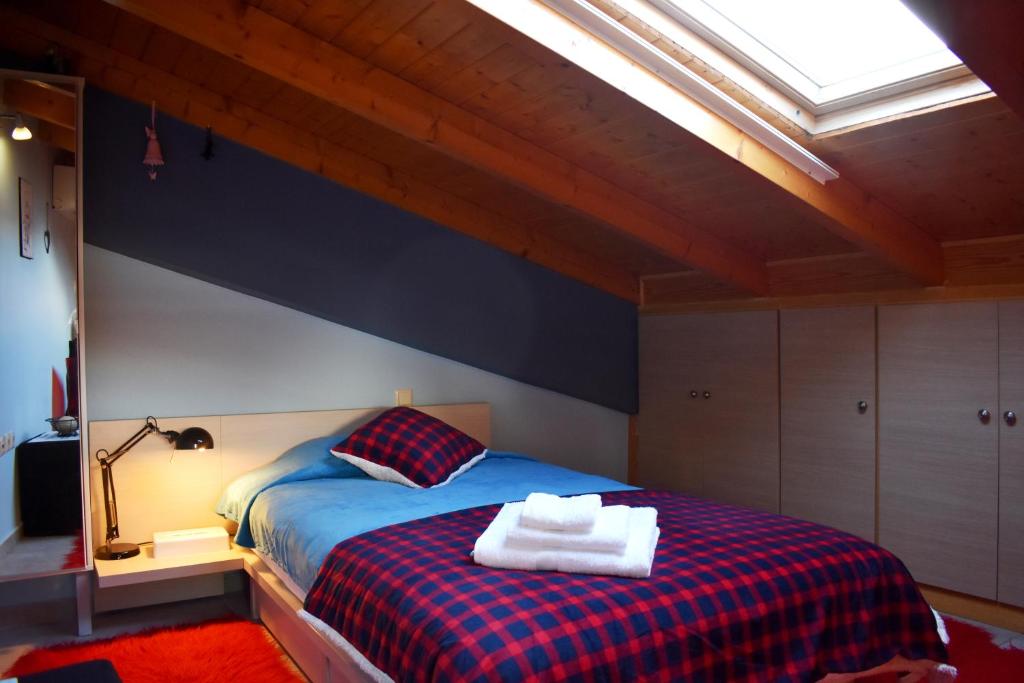 1 dormitorio con 1 cama con 2 toallas en Adriana's Loft, en Patra