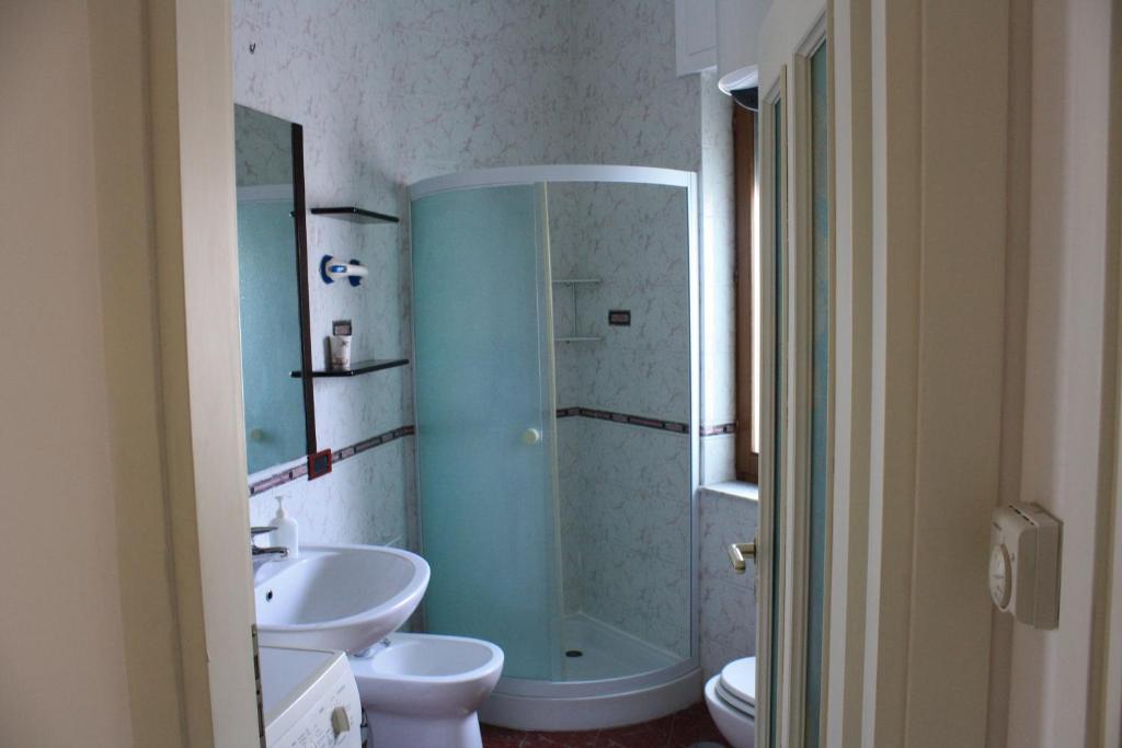 A bathroom at Sorrento Nest Rose