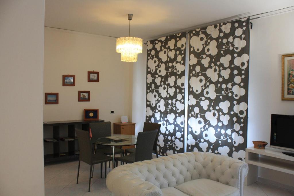 A seating area at Sorrento Nest Rose