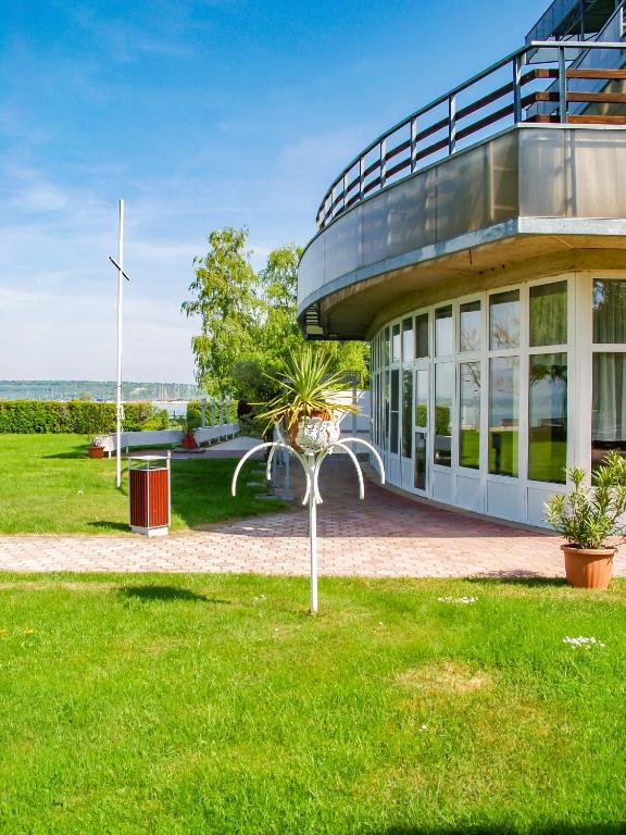 Vonkajšia záhrada v ubytovaní Világos Hotel Balatonvilágos