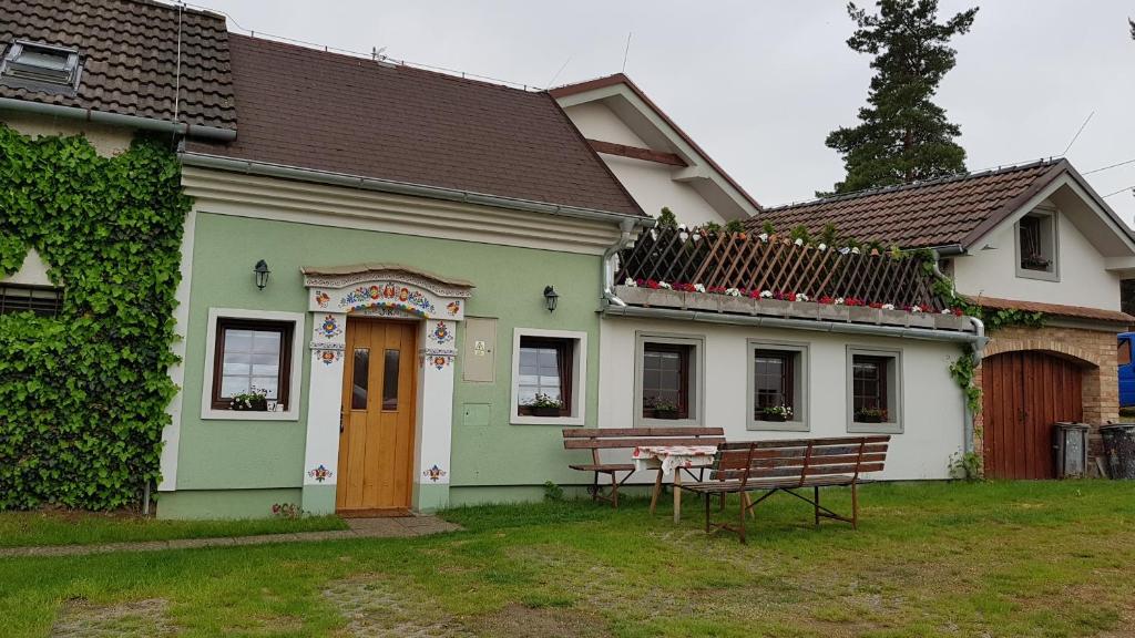 a house with a bench in front of it at Vinný sklep u Konečků in Mikulčice