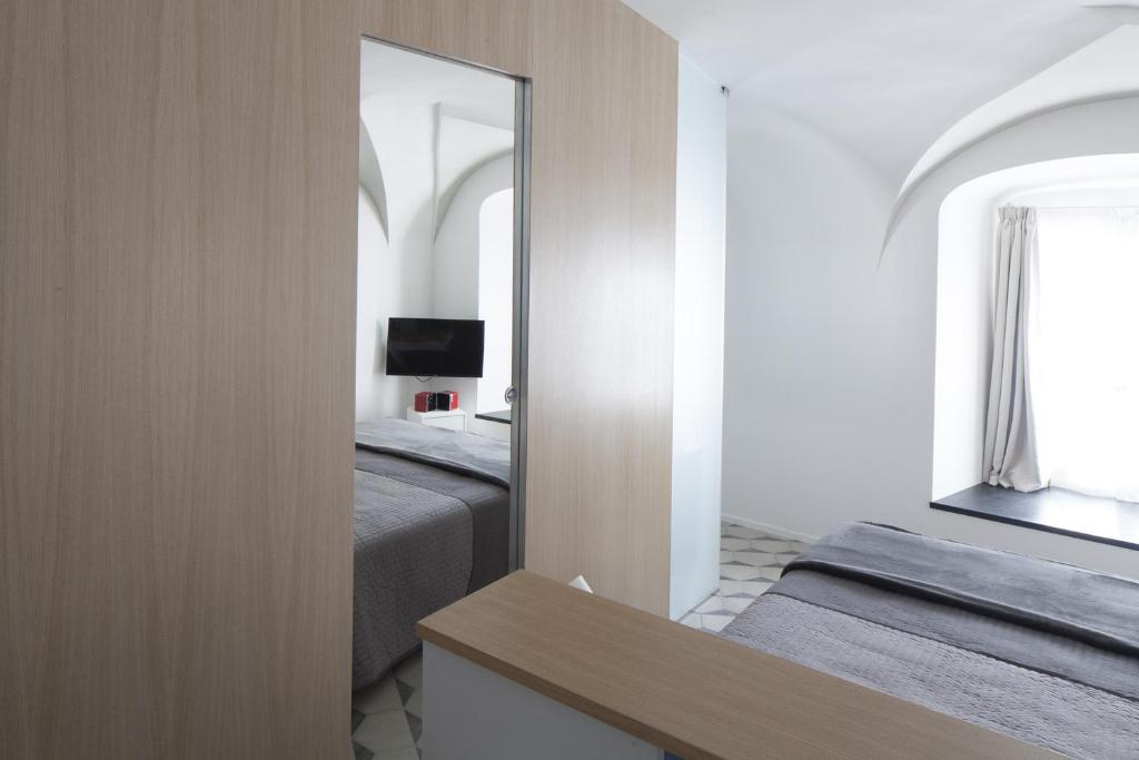 Postel nebo postele na pokoji v ubytování Genova Suite Art