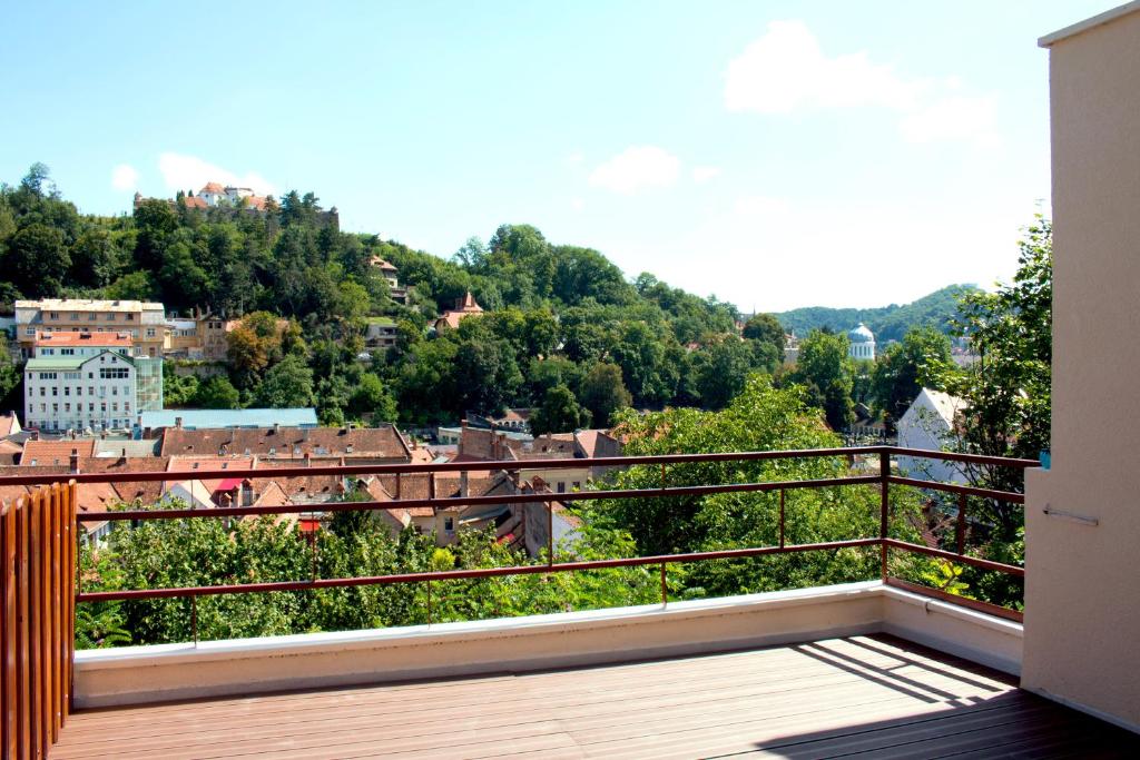 uma varanda com vista para a cidade em Vila Alba Brasov em Brasov