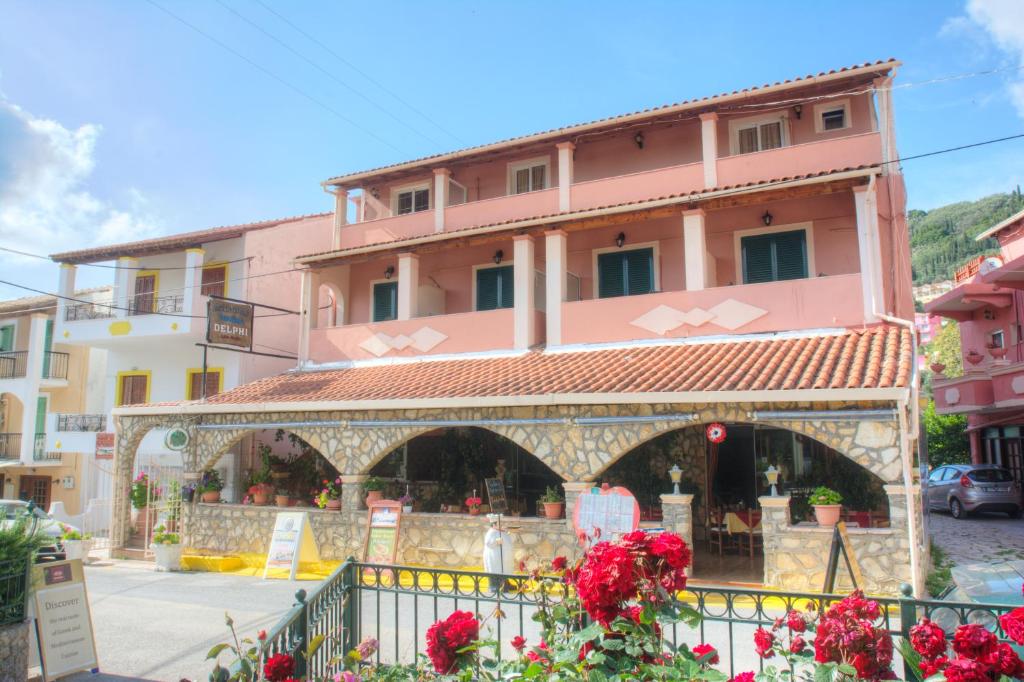 阿齊歐斯·貢多斯的住宿－特爾斐酒店，鲜花盛开的街道中间的一座建筑