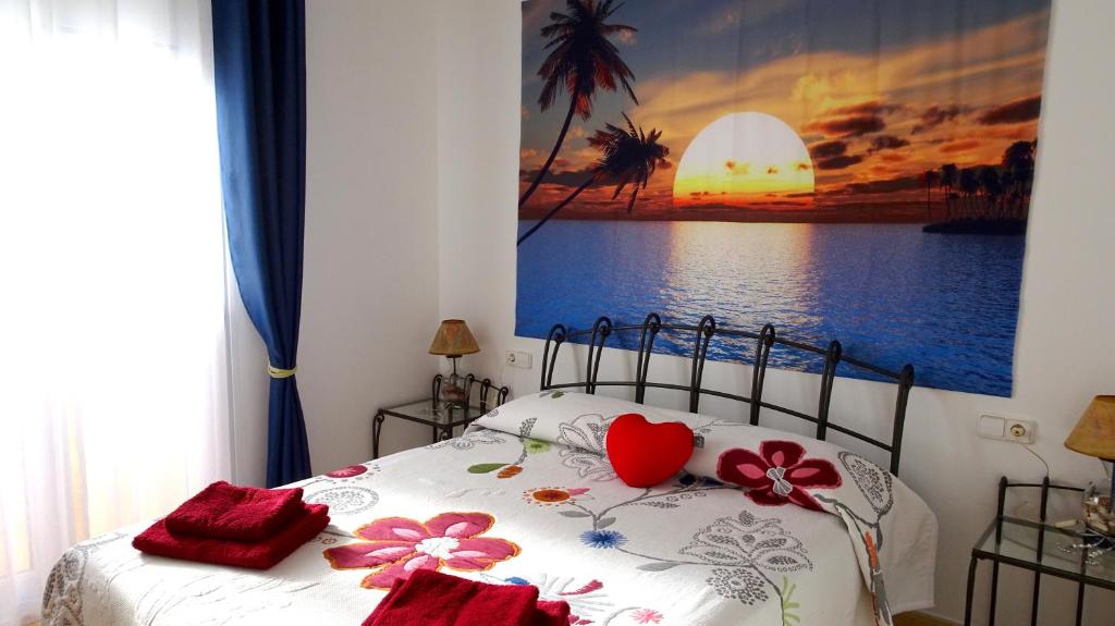 Puerto de las LajasにあるFuertelena Sunrise Lovers Apartmentのベッドルーム(ハート付きのベッド付)