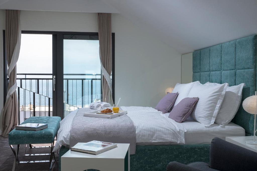 una camera con un grande letto e un balcone di Green Room a Dubrovnik