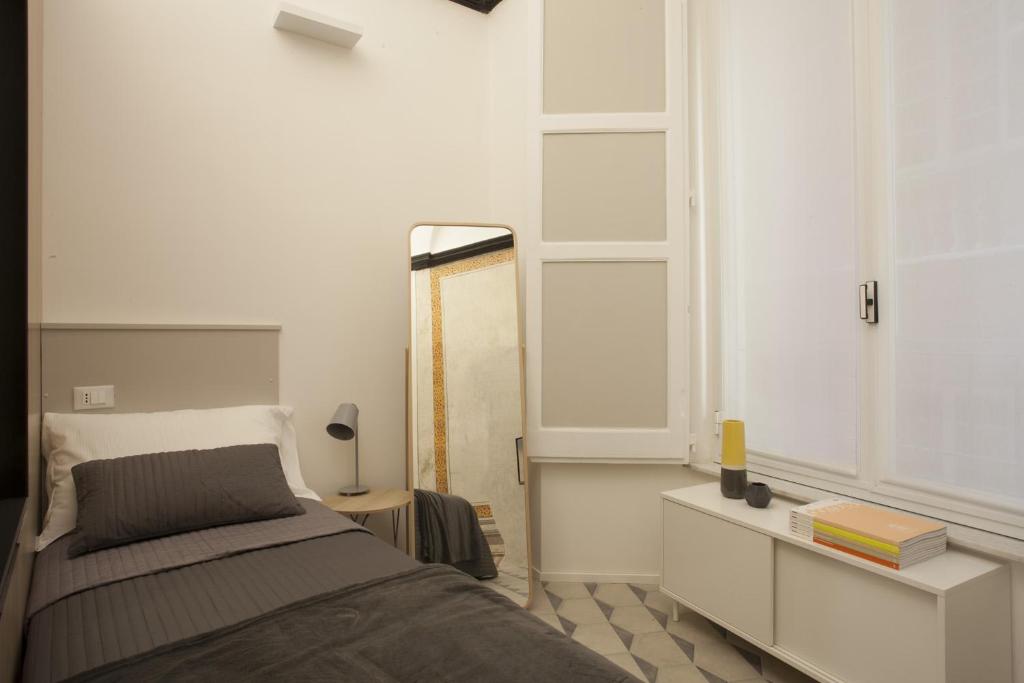 Postel nebo postele na pokoji v ubytování Genova Suite Art