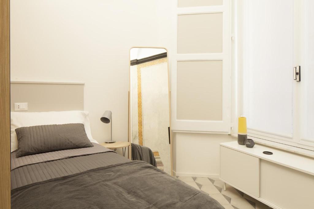 Postel nebo postele na pokoji v ubytování Genova Suite Art