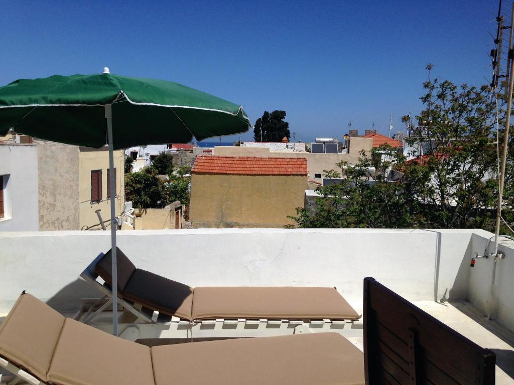 Balcony o terrace sa Maison Roxanne & Maisonette in medieval city by Rhodes4vacation
