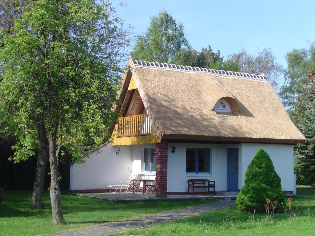 Cabaña pequeña con techo de paja en Reethaus im Ostseebad Trassenheide en Trassenheide
