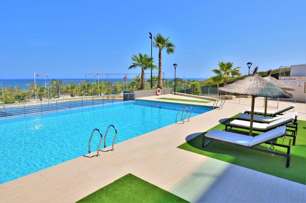 Bazén v ubytování Beachfront Luxury Apartments by NRAS nebo v jeho okolí