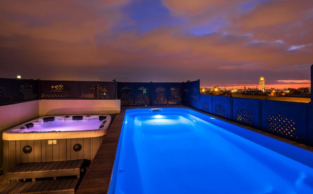 Bazén v ubytování Riad Nesma Suites & Spa nebo v jeho okolí