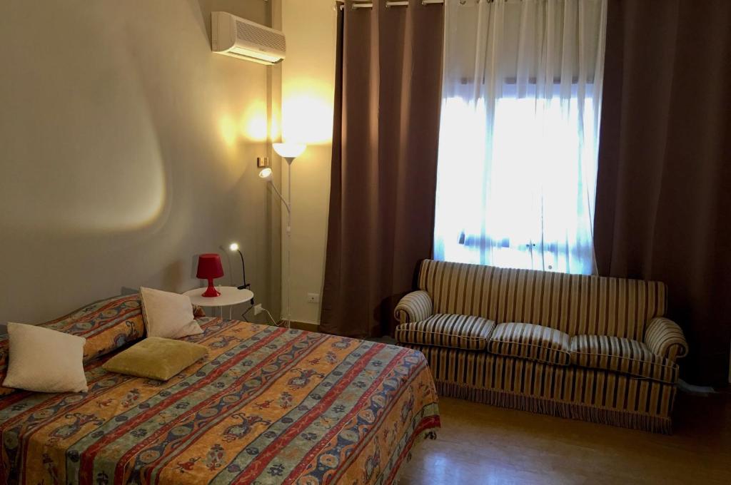 - une chambre avec un lit, une chaise et une fenêtre dans l'établissement Roma Cinecittà Free WI-FI, à Rome