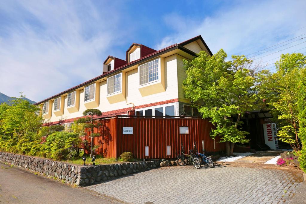 富士河口湖的住宿－SAMURISE NORTH，红色和白色的大房子