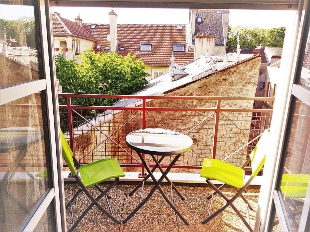 een balkon met 2 stoelen en een tafel bij Metz Port Saint Marcel in Metz