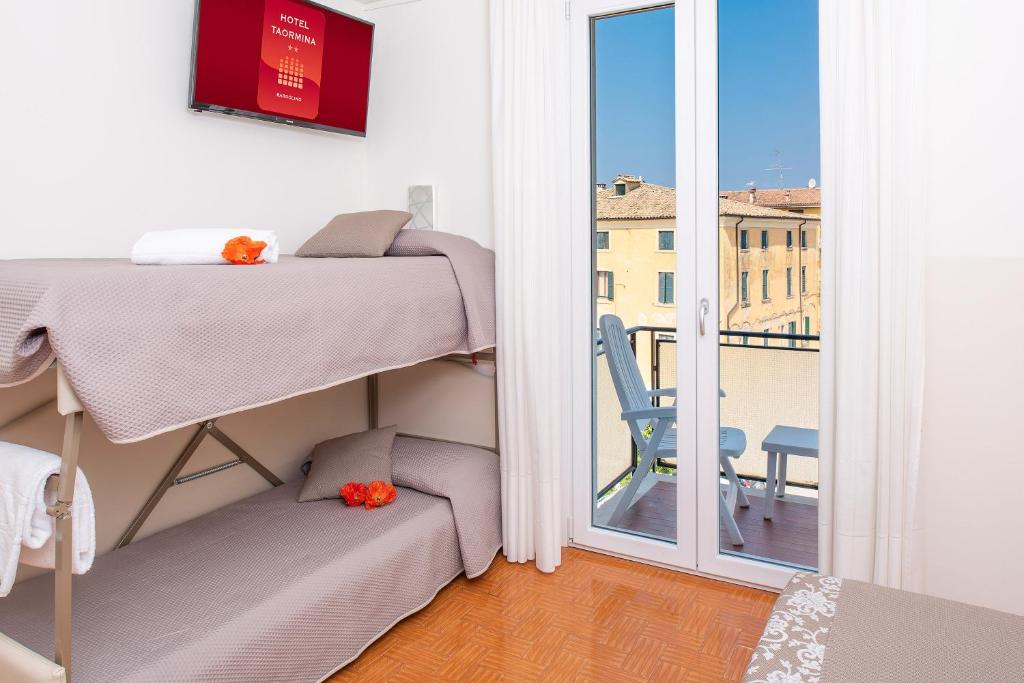 Postel nebo postele na pokoji v ubytování Hotel Taormina