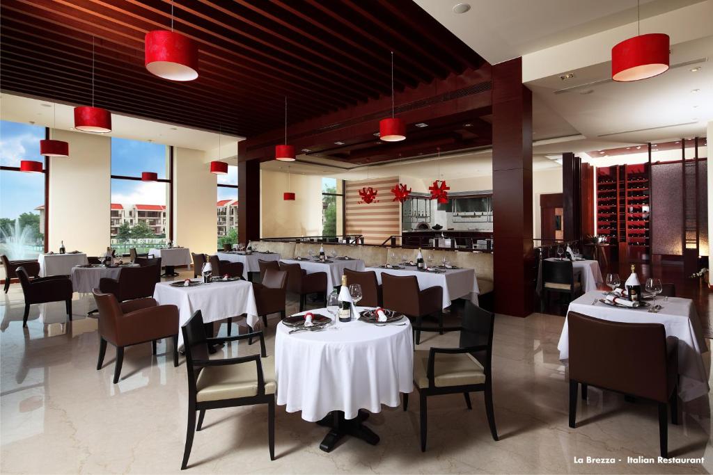 Restaurace v ubytování Jaypee Greens Golf and Spa Resort
