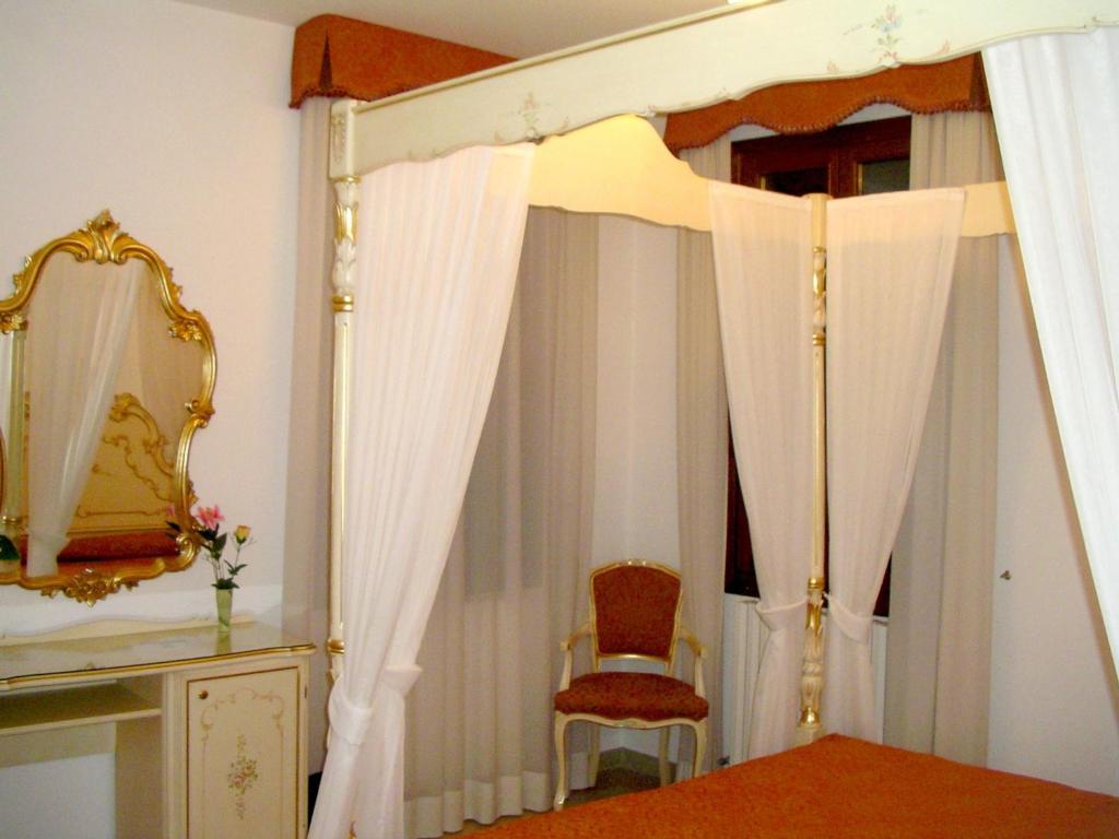 Postel nebo postele na pokoji v ubytování Hotel At Leonard