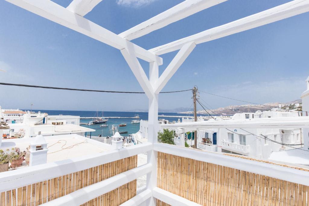 uma vista para o oceano a partir da varanda de uma casa em Melina's House Mykonos Town em Míconos