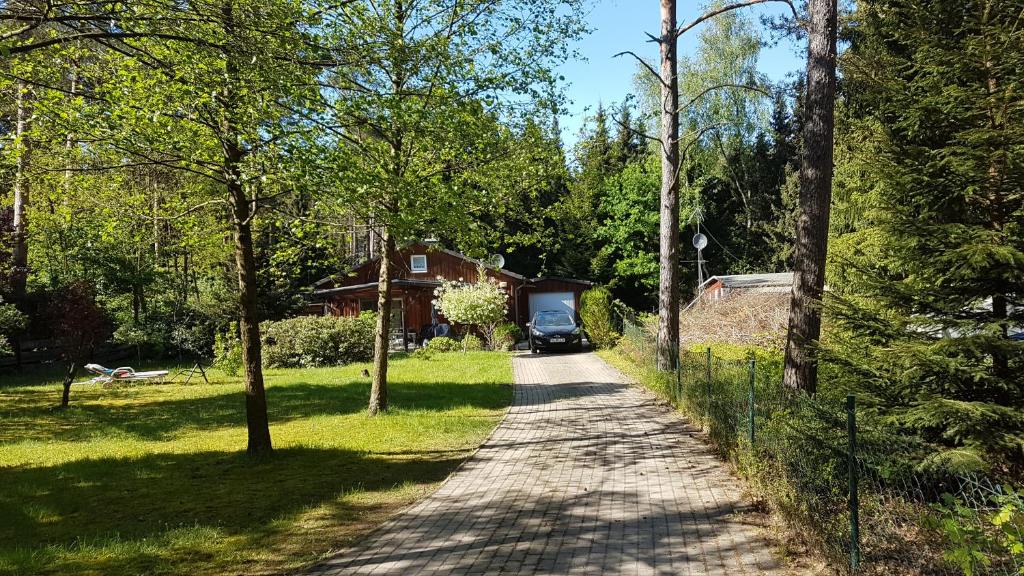 a dirt road in front of a house at Ferienhaus im Grünen in Wietze