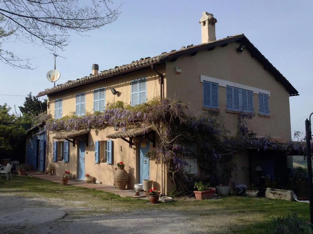 een oud huis met planten erop bij angelo custode in Pesaro