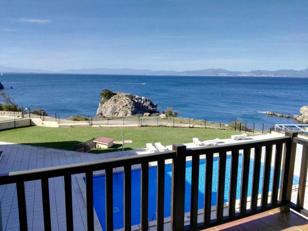 a balcony with a view of the ocean at APARTAMENT MAGNIFIQUES VISTES- PORT DE REI in L'Escala