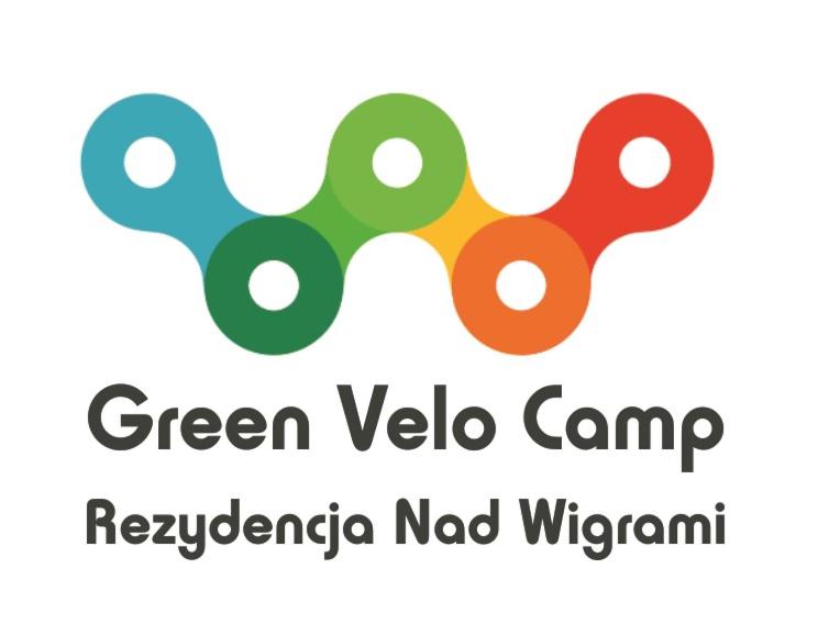 スヴァウキにあるGreen Velo Campの緑のベーラ収容所のロゴ