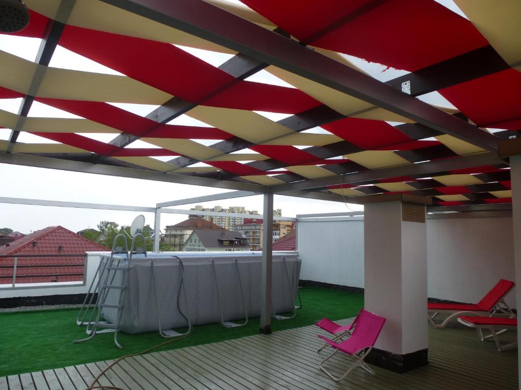 ラザレフスコエにあるAparthotel Dom u Rekiの赤と黄色の天井の屋上デッキ