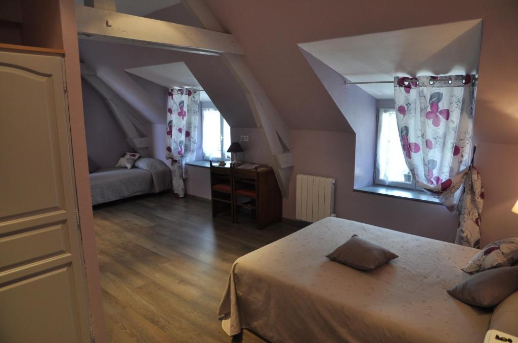 Postel nebo postele na pokoji v ubytování Logis Hotels - Auberge de l'Île - Hôtel 3 étoiles et Restaurant