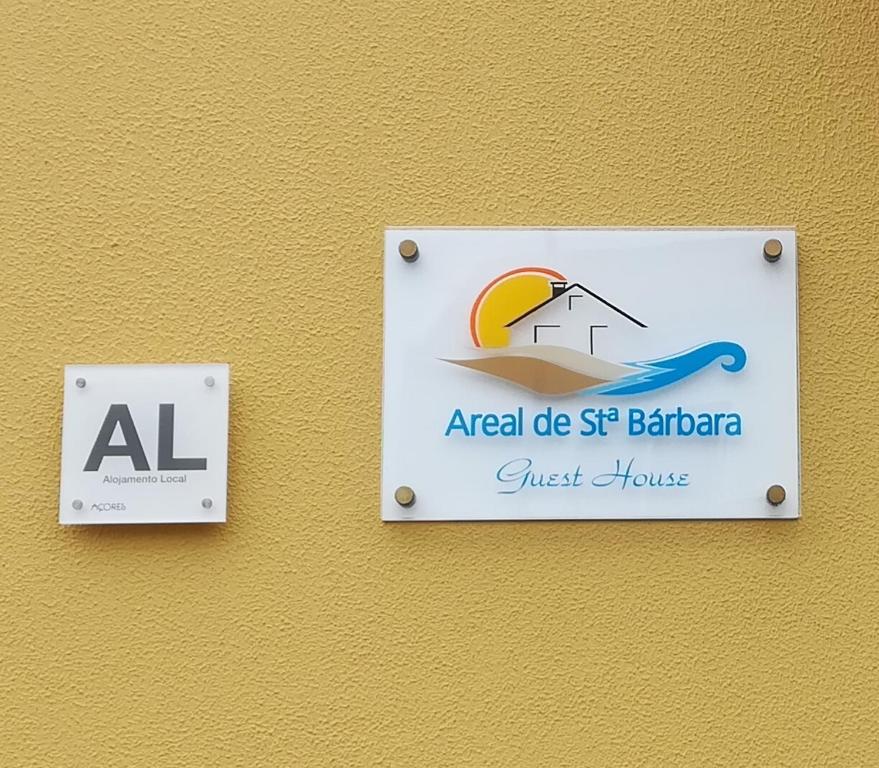 Une pancarte sur un mur où l'anal de la barbarie frappe juste dans l'établissement Areal de Santa Bárbara Guest House, à Ribeira Grande