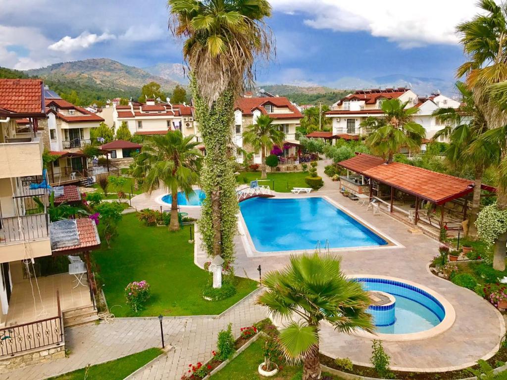 - une vue aérienne sur un complexe avec une piscine et des palmiers dans l'établissement Lale Apartments Fethiye, à Fethiye